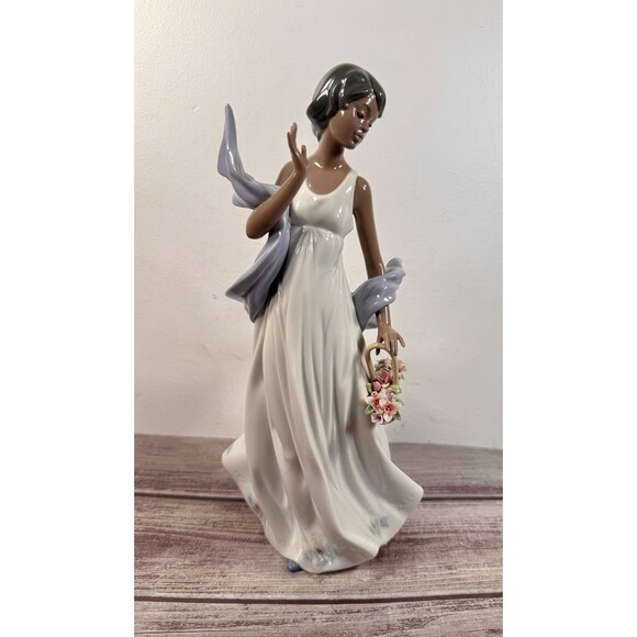 Lladro BLACK LEGACY Winds Of Romance #6783 Brisa Romántica MINT Love Woman - Picture 1 of 16